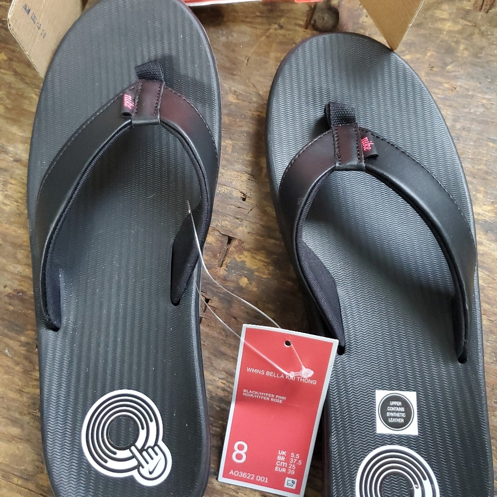 NEW bella kai NIKE flip flops size 8 sandals black